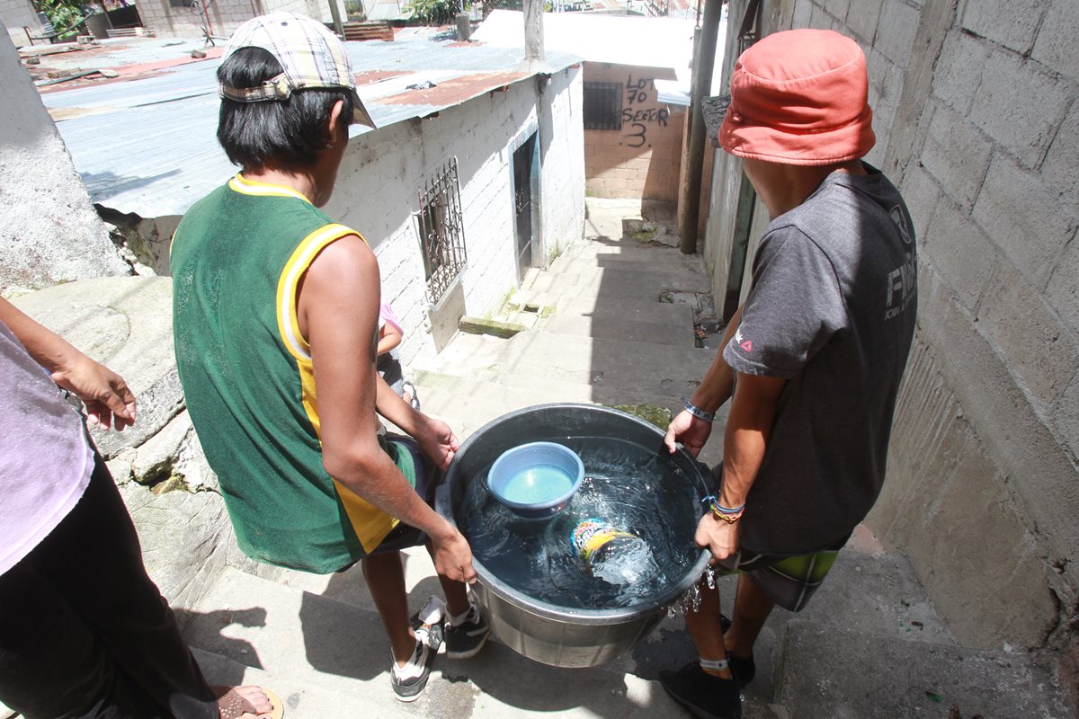 La escasez de agua en algunas comunidades origina que los pobladores paguen a camiones de empresas privadas. (Foto Prensa Libre: Hemeroteca PL)