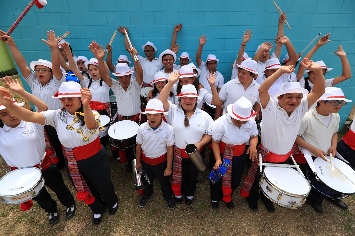 Los 38 niños y jóvenes, hombres y mujeres, que conforman la banda escolar del Instituto Neurológico de Guatemala sienten alegría cada vez que les piden ensayar y tocar instrumentos. (Foto Prensa Libre: Carlos Hernández)