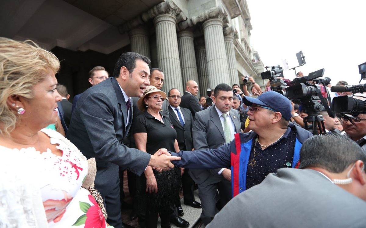 El presidente Jimmy Morales escuchó las demandas de los vendedores y criticó al MP, PDH, Cicig y CGC. (Foto Prensa Libre: Estuardo Paredes)