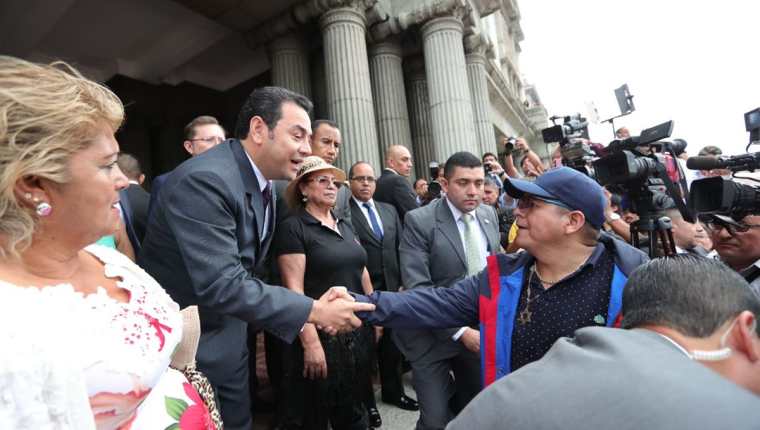 El presidente Jimmy Morales escuchó las demandas de los vendedores y criticó al MP, PDH, Cicig y CGC. (Foto Prensa Libre: Estuardo Paredes)