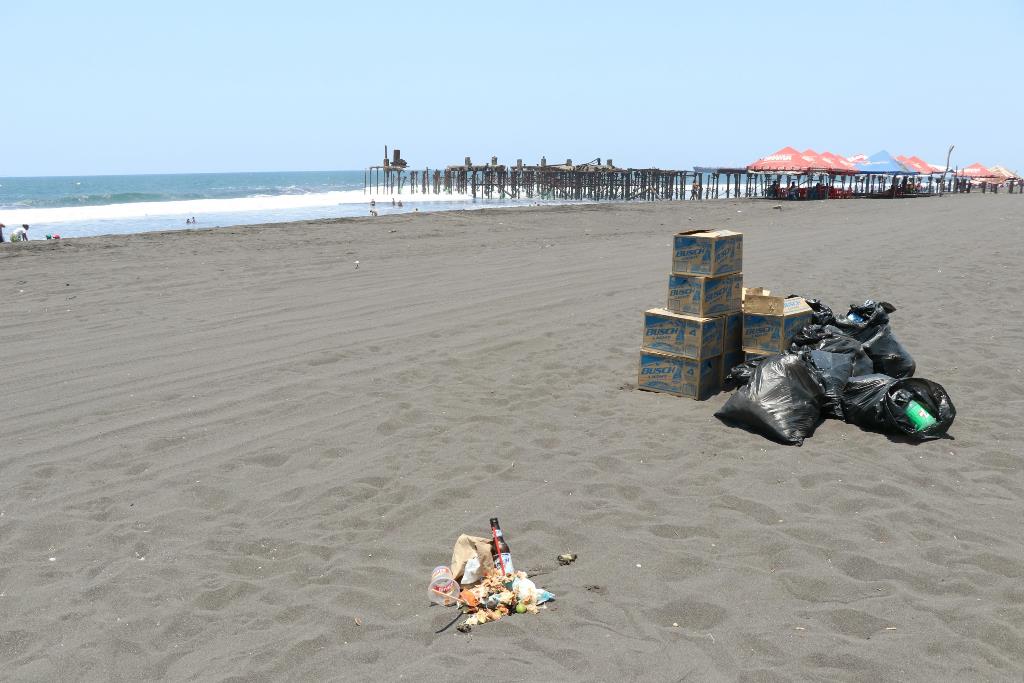 Un promontorio de basura quedaba pendiente de recoger el lunes en la playa del Puerto San José, Escuintla. (Foto Prensa Libre: Enrique Paredes)