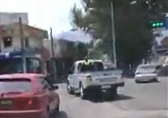El vehículo de la PMTQ efectúa un viraje imprudente en la zona 3 de Xela. (Foto tomada del video)