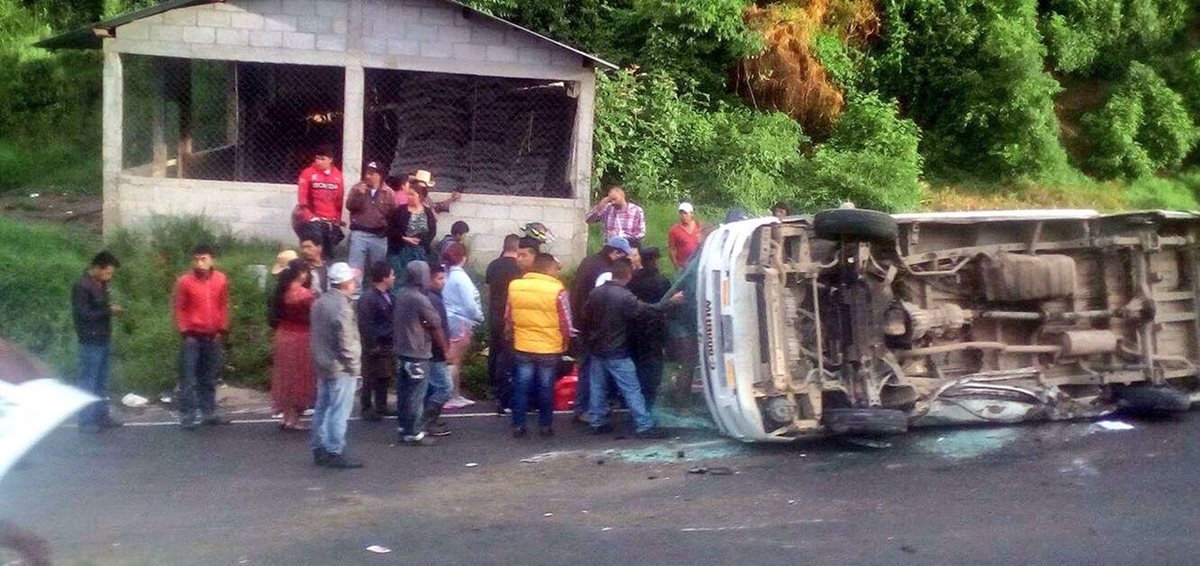 Microbús vuelca en el km 129 de la ruta Interamericana, cabecera de Sololá. (Foto Prensa Libre: Ángel Julajuj)