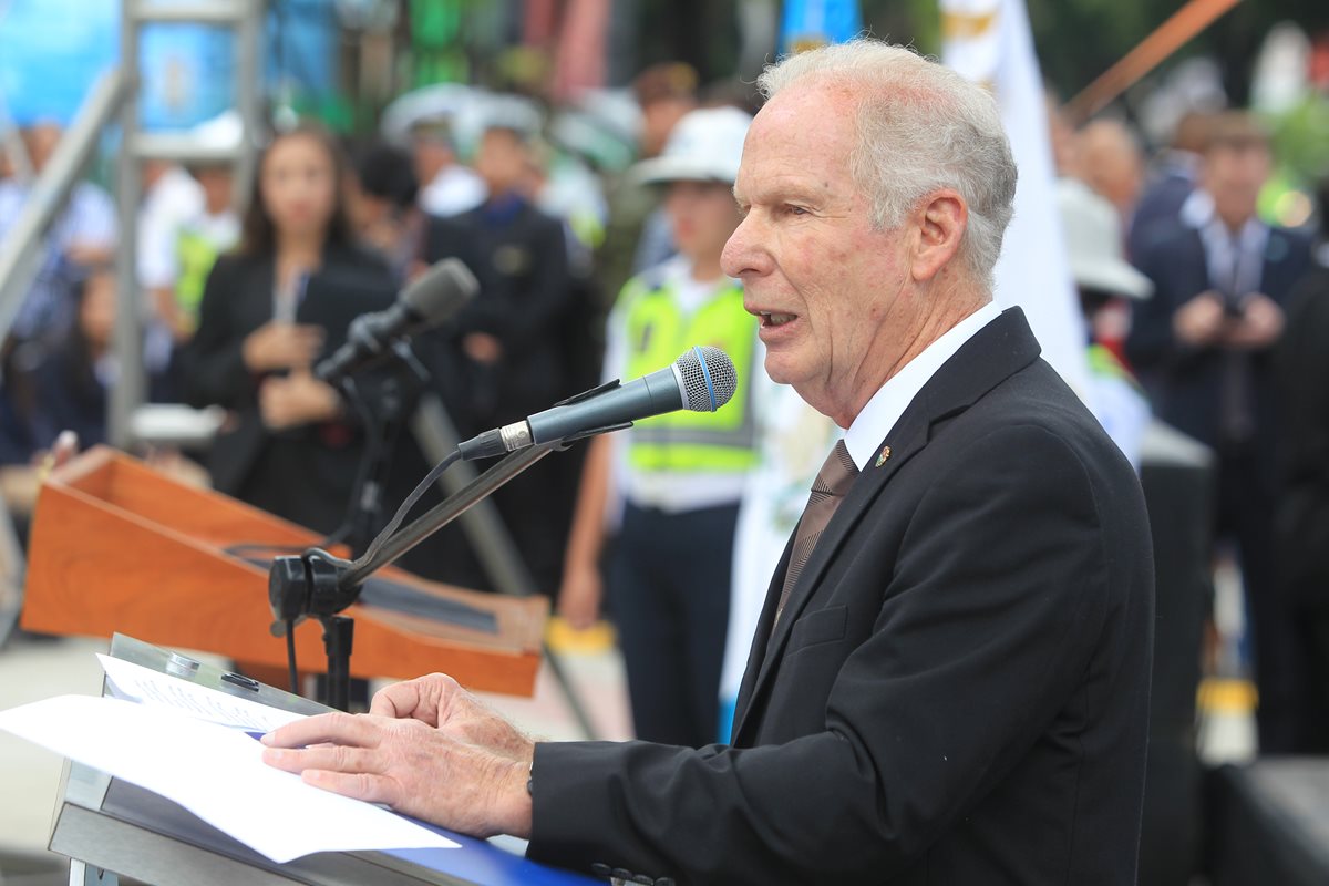 Álvaro Arzú durante la inauguración de la Plaza España en septiembre del 2017. (Foto Prensa Libre: Hemeroteca PL)