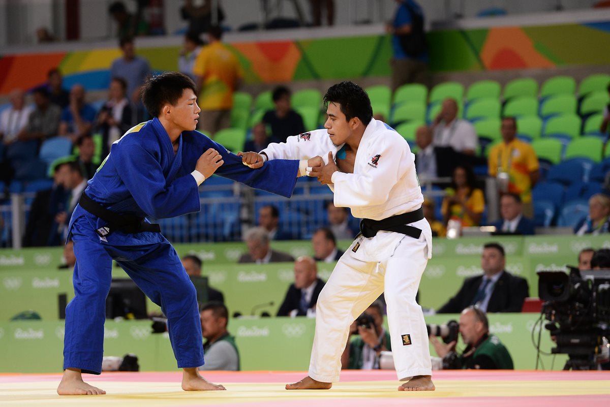 José Ramos de blanco durante el combate contra el mongolés Sogtbaatar Tsend-Ochir en los Juegos Olímpicos de Río 2016. (Foto Prensa Libre: Cortesía COG)