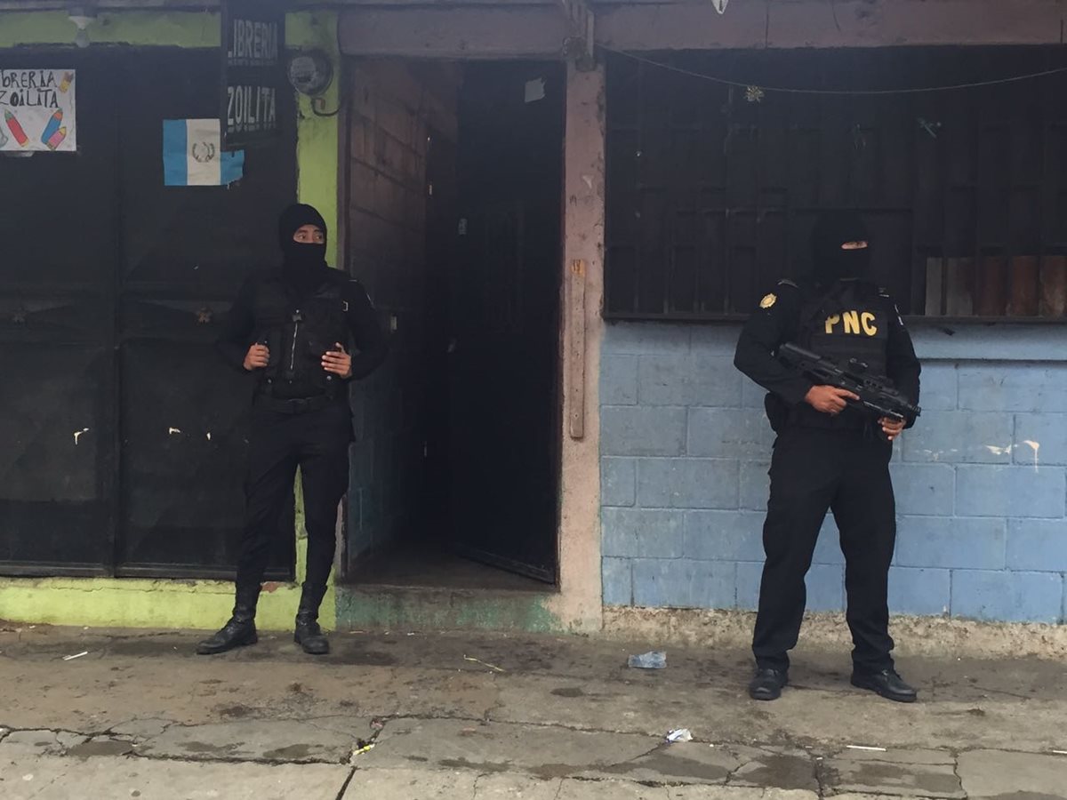 Agentes de la PNC resguardan viviendas allanadas durante operativos en Guatemala, Escuintla y Santa Rosa. (Foto Prensa Libre: PNC)