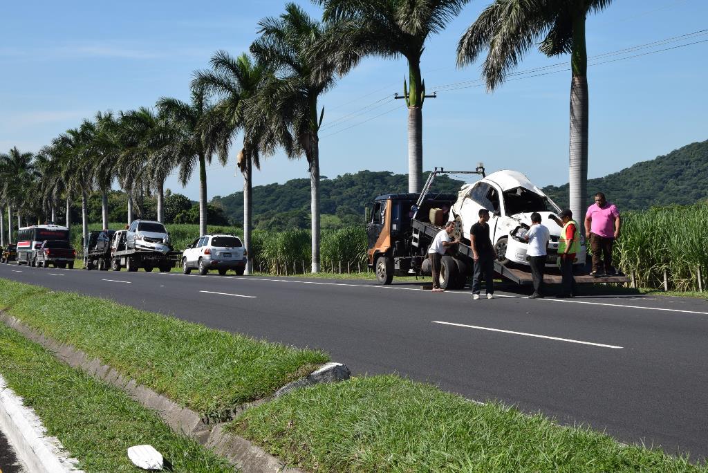 Los vehículos involucrados en el choque múltiple, en la ruta de Palín a Escuintla, son trasladados en grúas al predio correspondiente. (Foto Prensa Libre: Enrique Paredes)