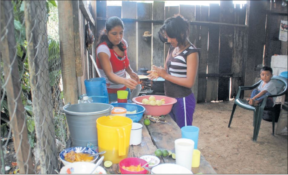 Las familias de Nentón, Huehuetenango, que huyeron a Chiapas, México hace 34 años por el conflicto armado interno, viven en covachas de madera y carecen de los servicios básicos. (Foto Prensa Libre: Mike Castillo)