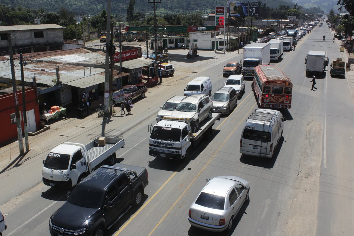 Tránsito en ruta Interamericana será complicado por traslado de antorchas. (Foto Prensa Libre: Víctor Chamalé)