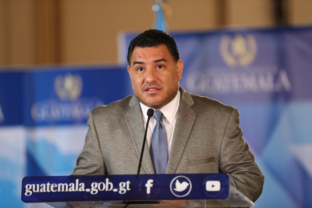 Ministro Alfonso Rafael Alonzo Vargas aseguró en el Congreso que se graduó este año. Sin embargo, el sitio web del MARN dice que fue en el año 2013. (Foto Prensa Libre: Hemeroteca)