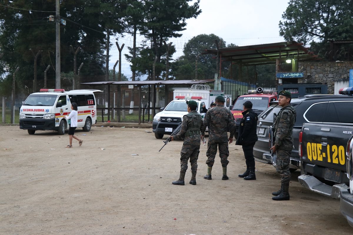 Fuerzas de seguridad llegaron a la Granja Penal de Cantel para retomar el control del lugar. (Foto Prensa Libre: María José Longo).