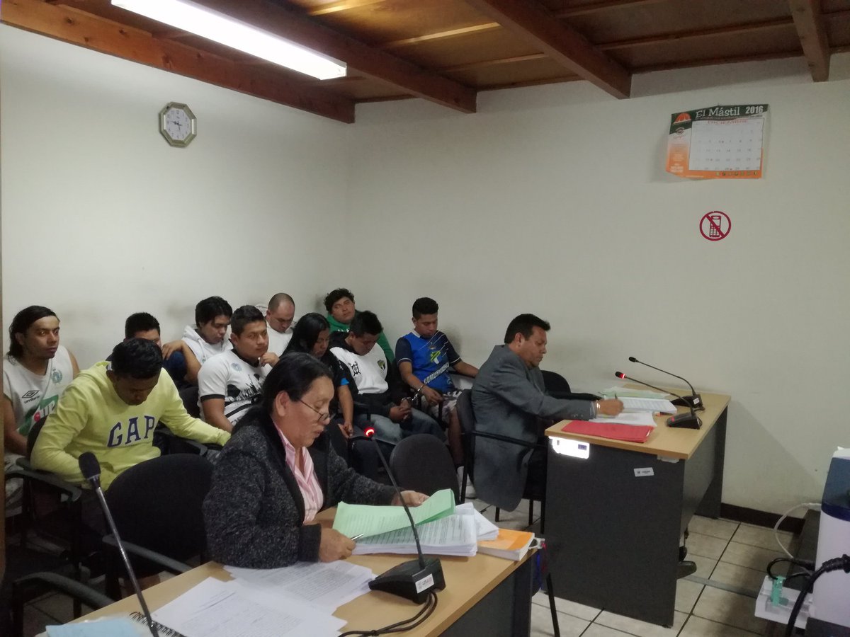 Algunos de los aficionados cremas durante la audiencia de primera declaración, en el Juzgado de Primera Instancia Penal de Antigua Guatemala. (Foto Prensa Libre: Miguel López)