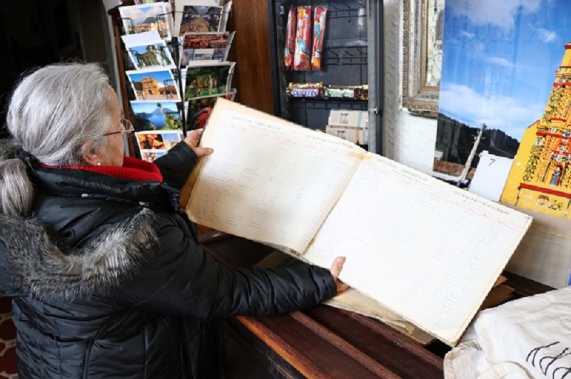 María Eugenia Miralbés, propietaria del Hotel Modelo, muestra el libro en el que se registró el poeta chileno Pablo Neruda, en 1950. (Foto Prensa Libre: María José Longo)