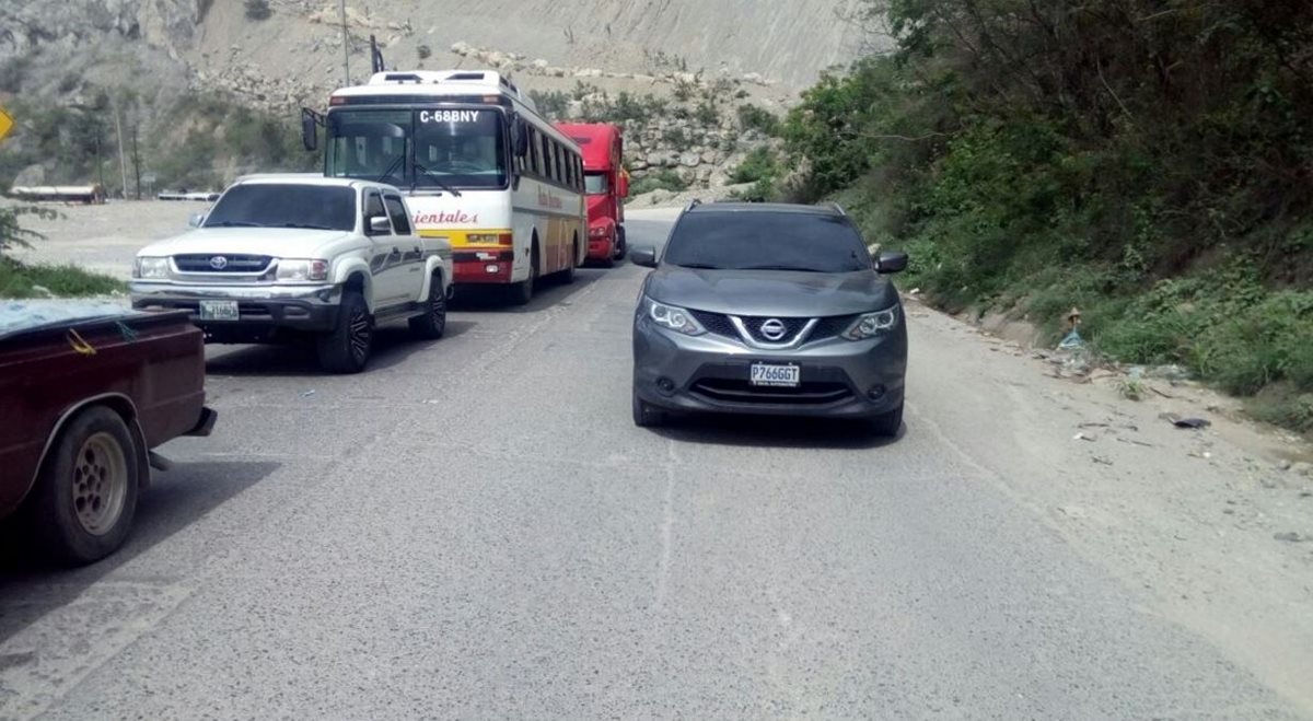 Provial detuvo la marcha de un vehículo en ruta al Atlántico, por ir en contra de la vía. (Foto Prensa Libre: Provial)