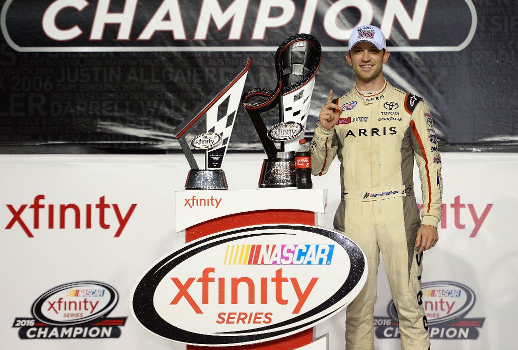 Daniel Suárez posa con los trofeos luego de coronarse el primer campeón extranjero. (Foto Prensa Libre: AFP)
