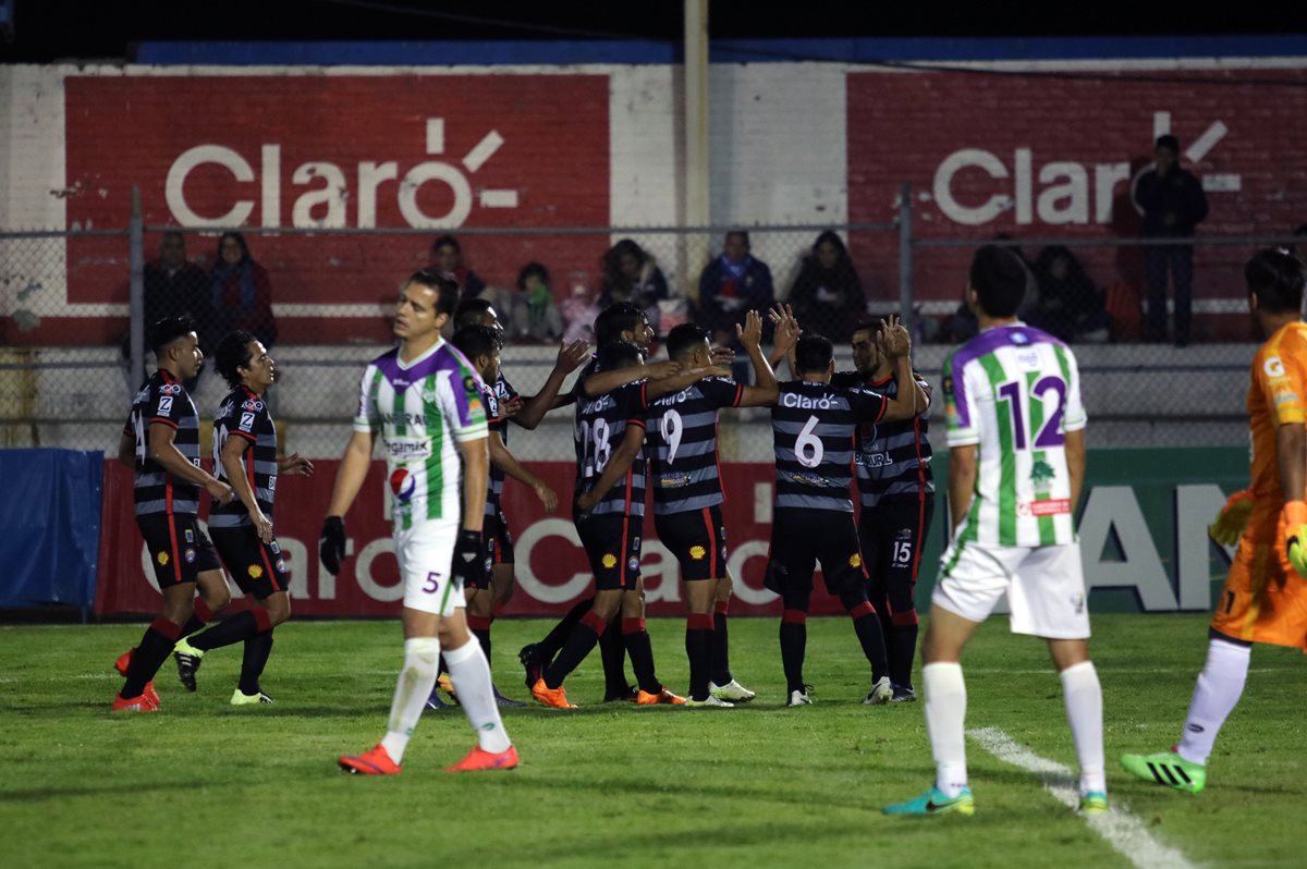 Los jugadores de Xelajú MC tuvieron un partido tranquilo. (Foto Prensa Libre: Carlos Ventura)