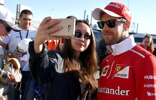 Sebastian Vettel ha comenzado muy bien la temporada de la Fórmula Uno. Este fin de semana espera lucirse en Rusia. (Foto Prensa Libre: AFP)