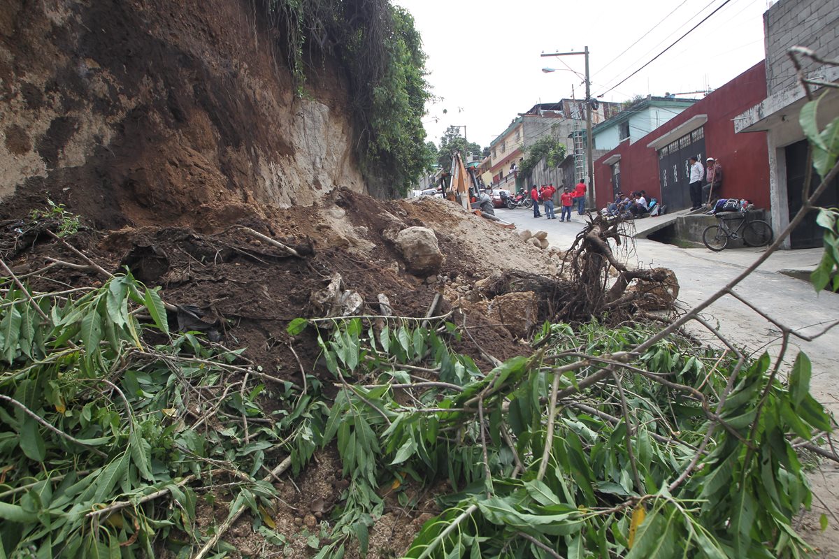 El paso de la colonia La Comunidad, zona 10 de Mixco, hacia Doraldina 1, zona 2, quedó bloqueado por un derrumbe. (Foto Prensa Libre: Érick Ávila)