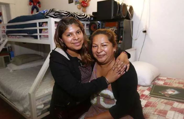 Jennifer Juárez -iquierda- dice que se siente orgullosa de la valentía de su madre, Michelle. (Foto del sitio laopinion.com)