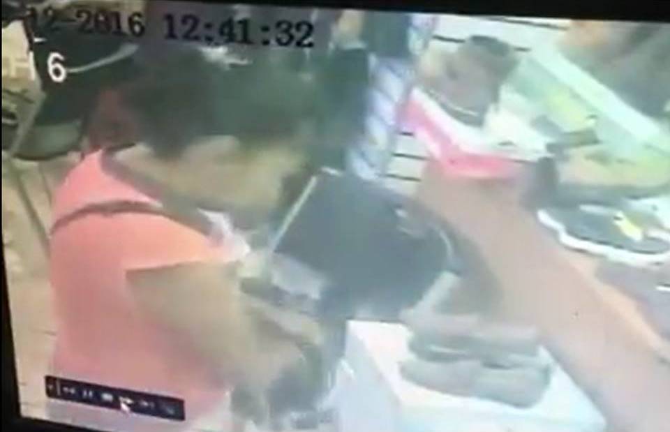 Grabación muestra cuando mujer roba un bolso en una zapatería de la cabecera de Jutiapa. (Foto Prensa Libre: Cortesía)
