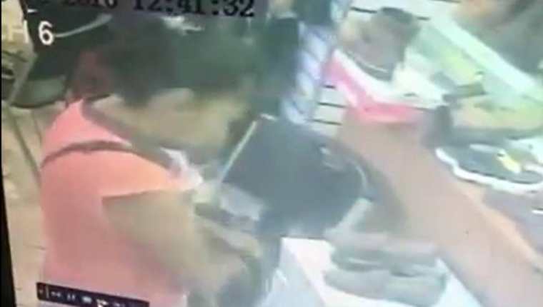 Grabación muestra cuando mujer roba un bolso en una zapatería de la cabecera de Jutiapa. (Foto Prensa Libre: Cortesía)