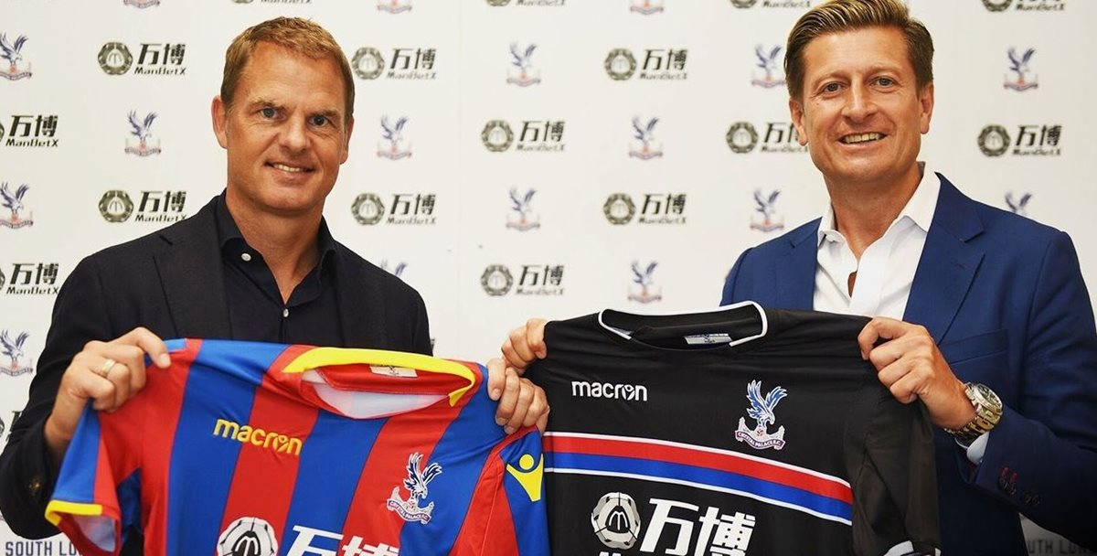 El holandés Frank de Boer posa junto Steve Parish, presidente del Crystal Palace, en su presentación como nuevo técnico. (Foto Prensa Libre: cortesía Crystal Palace)