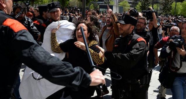Manifestantes protestaron al grito de "No es abuso, es violación". (Foto Prensa Libre: Reuters)