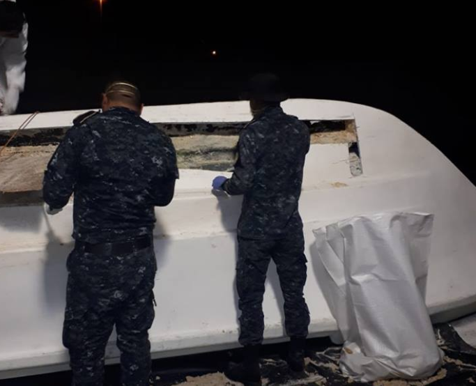 Lancha en la que fue decomisada la cocaína en Puerto San José. (Foto Prensa Libre: PNC).