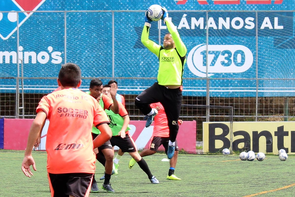 Marvin Barrios captura un centro durante el entrenamiento de Rosario FC. (Foto Prensa Libre: Raúl Juárez)
