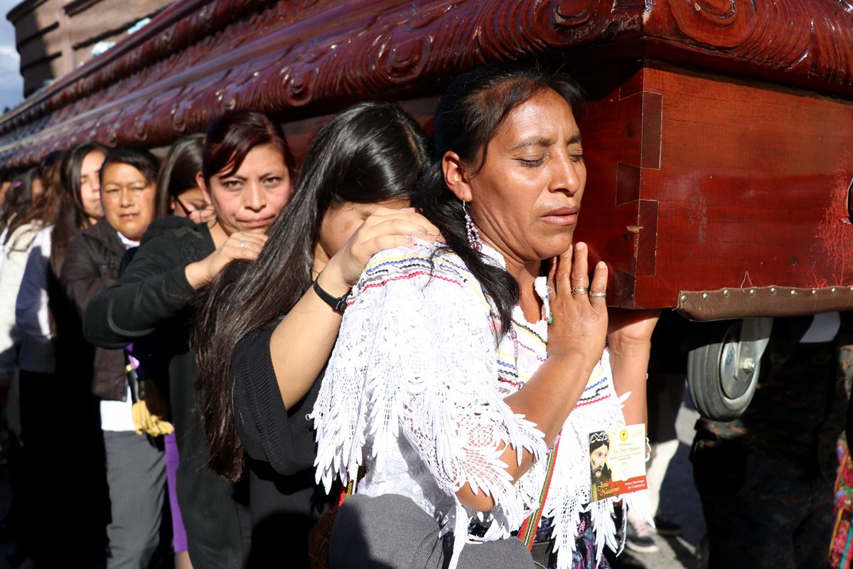 A pesar del intenso calor los fieles católicos cargaron en hombros la imagen de Jesús Nazareno en Huehuetenango.(Foto Prensa Libre: Mike Castillo)