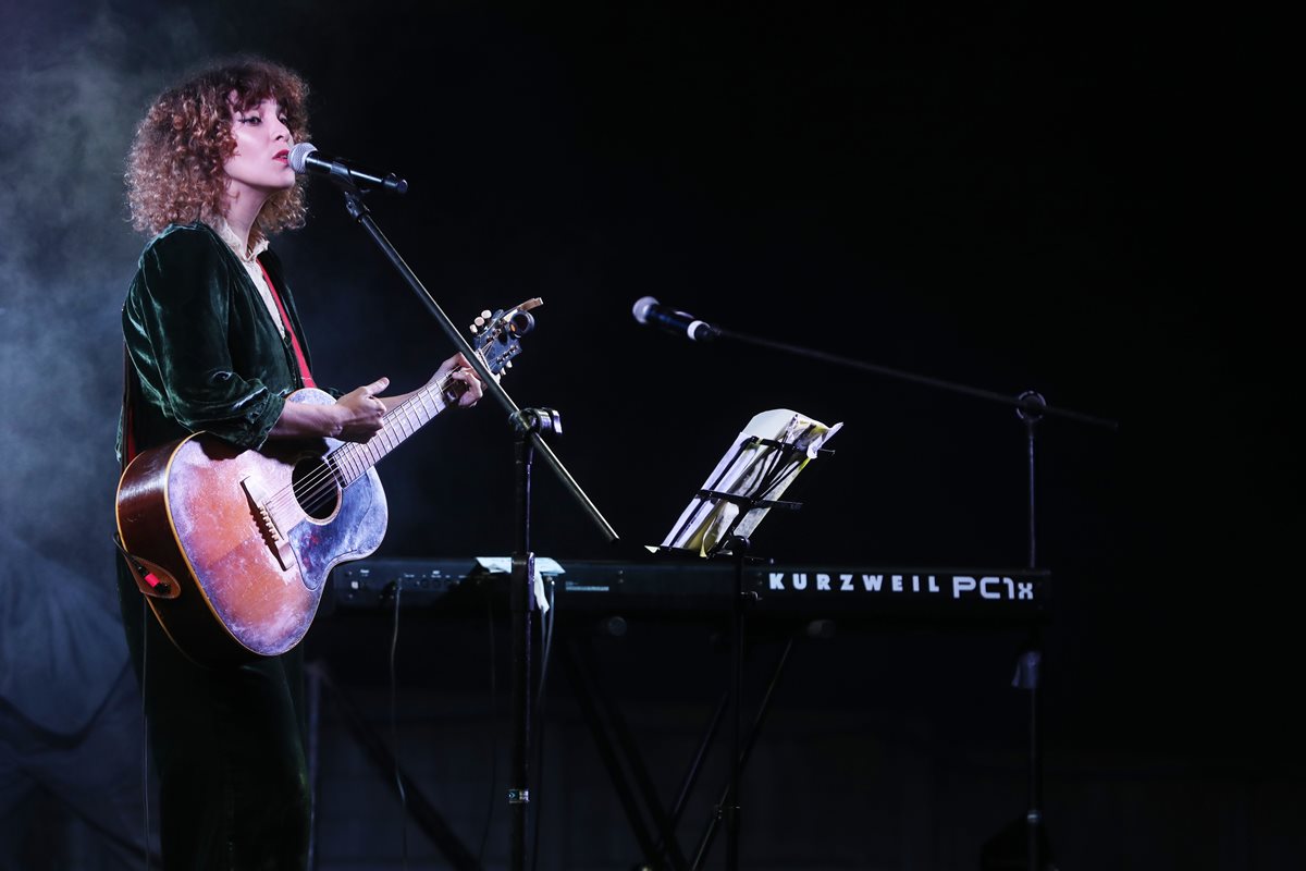 La cantautora guatemalteca Gaby Moreno interpretó este domingo unos de sus éxitos musicales en su concierto en Xela. (Foto Prensa Libre: Mynor Toc)