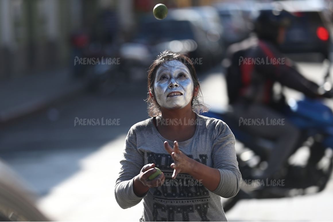 Con el rostro pintado y dos limones ofrece un espectáculo de 60 segundos, en espera  de una moneda. (Foto Prensa Libre: Esbin García)