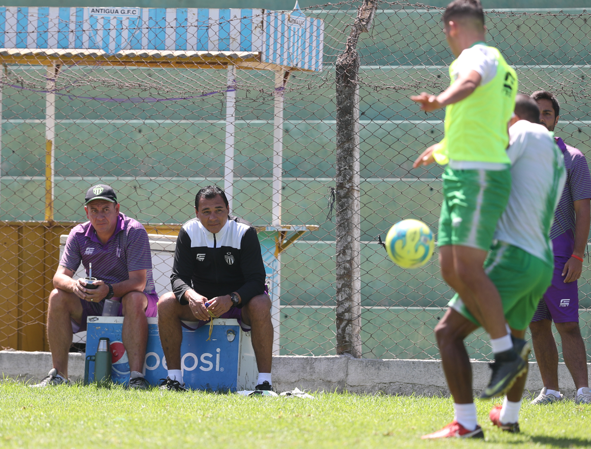 El entrenador argentino Mauricio Tapia observa el entrenamiento de su equipo, el cual se jugará el pase a cuartos en el Torneo de Copa. (Foto Prensa Libre: Francisco Sánchez)
