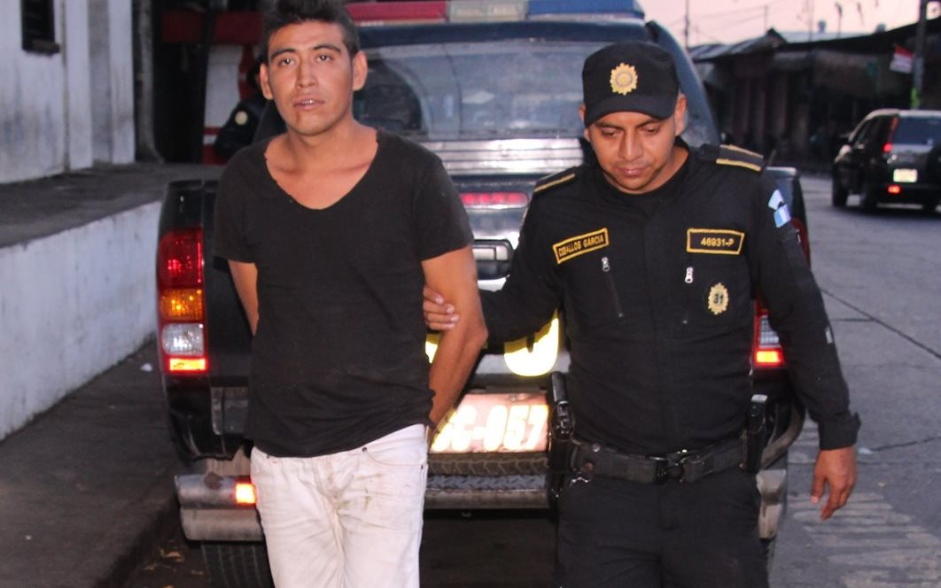 Un hombre capturado en Palín, Escuintla, es sindicado de asaltar un autobús extraurbano. (Foto Prensa Libre: PNC)
