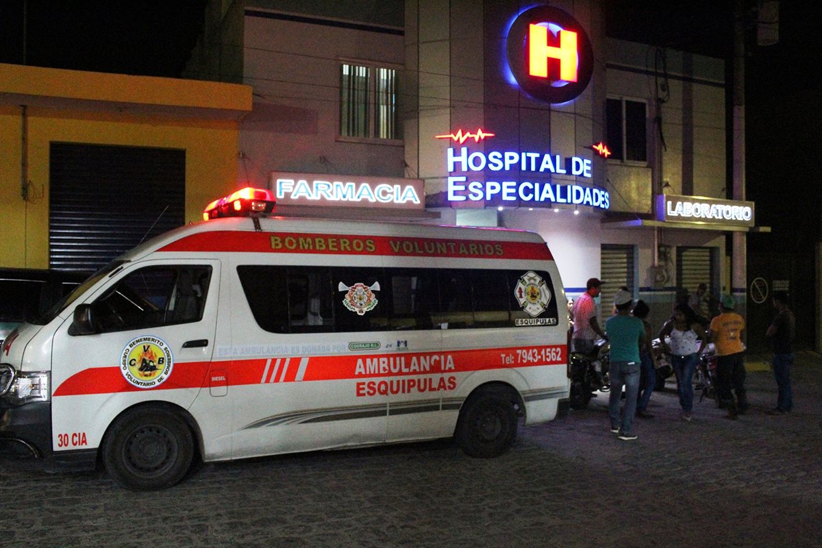 Cristian David Méndez López fue trasladado aún con vida a un sanatorio privado de Esquipulas, donde murió. (Foto Prensa Libre: Mario Morales).