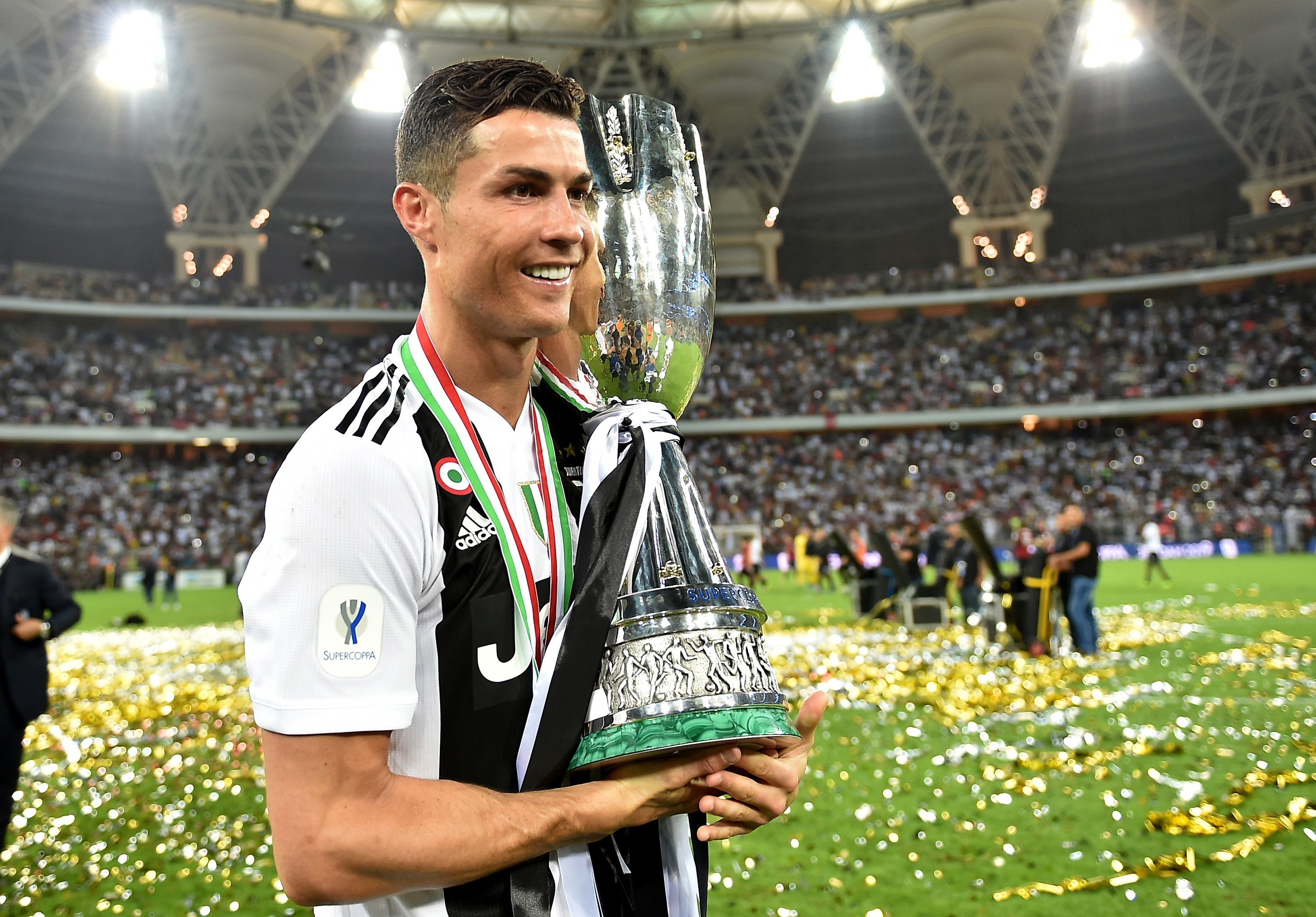 Cristiano Ronaldo celebra su primer título con la Juventus. (Foto Prensa Libre: EFE)
