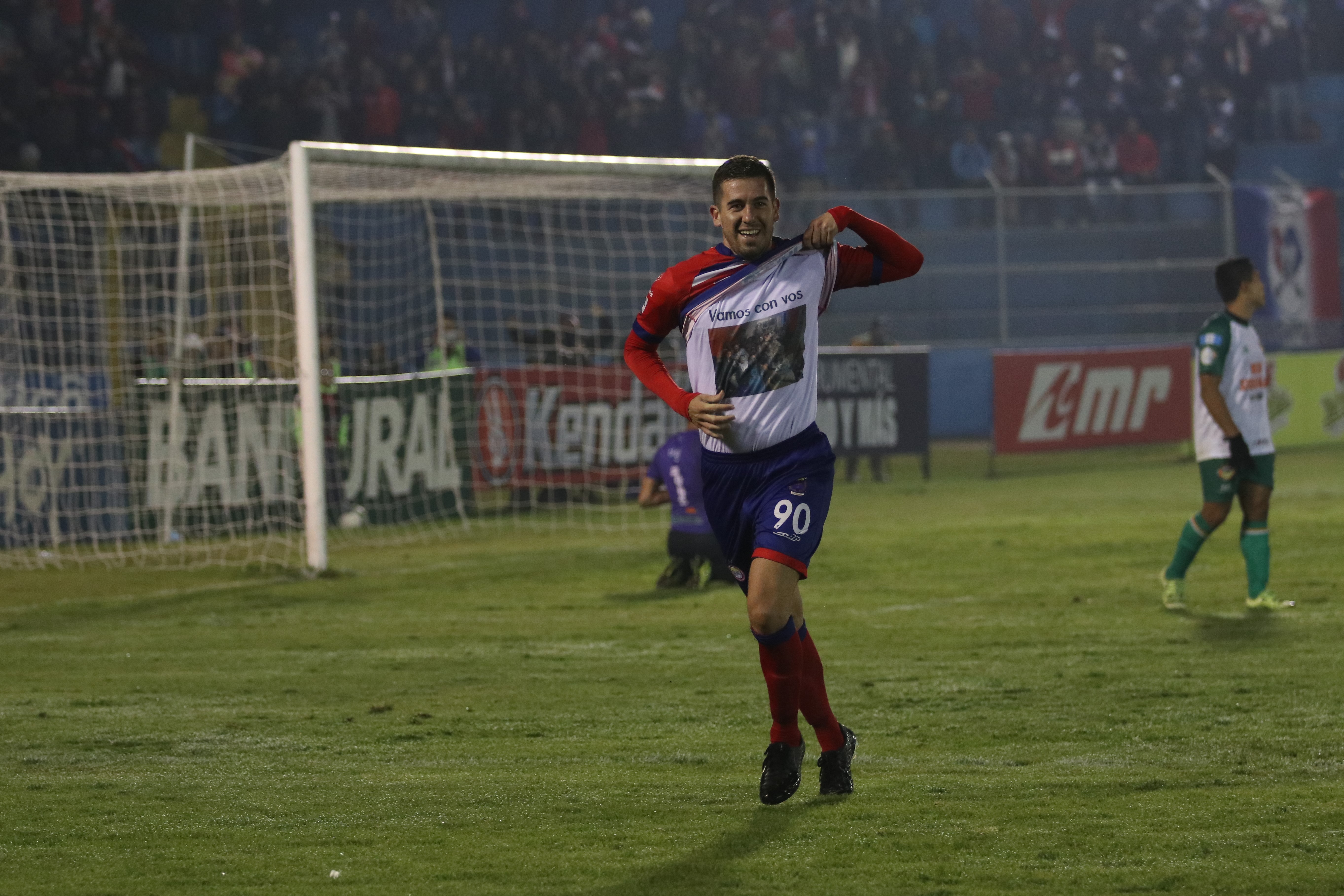 El argentino Gonzalo Vivanco celebra después de anotar el 3-1 de Xelajú MC contra Deportivo Siquinalá, su primer tanto vestido con los colores de los altenses. (Foto Prensa Libre: Raúl Juárez)