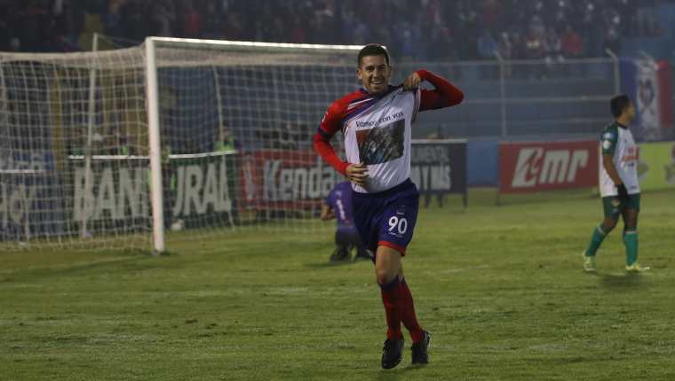 El argentino Gonzalo Vivanco celebra después de anotar el 3-1 de Xelajú MC contra Deportivo Siquinalá, su primer tanto vestido con los colores de los altenses. (Foto Prensa Libre: Raúl Juárez)