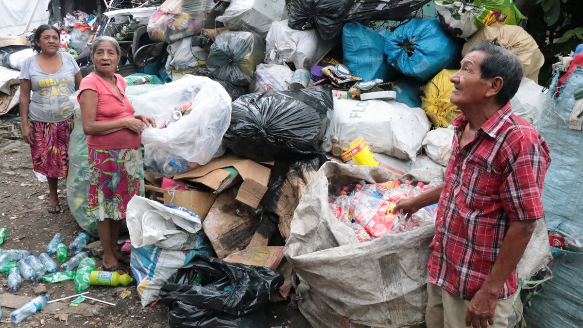 La familia Chang Cahuic, llevan 25 años de dedicarse a reciclar desechos. (Foto Prensa Libre: Cristian Soto)