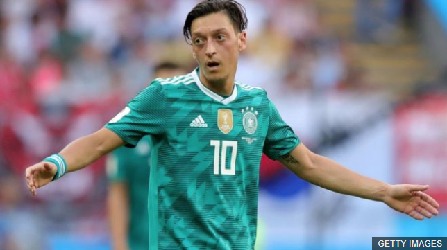 Mesut Özil no mencionó que se retiraba definitivamente de la selección, pero por el momento no piensa jugar con ella. (Foto Prensa Libre: BBC Mundo)
