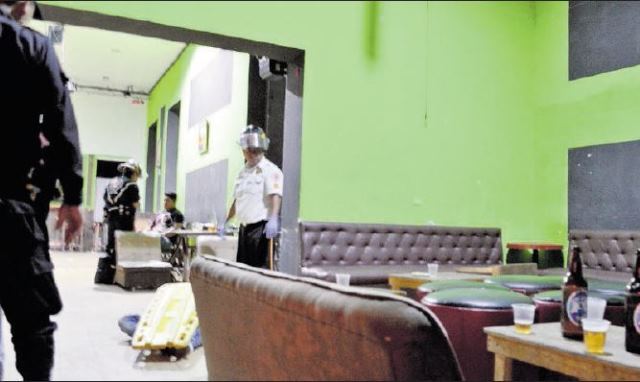 El cadáver de una víctima yace en el interior del Café Cultural Evolution. (Foto Prensa Libre: CVB)