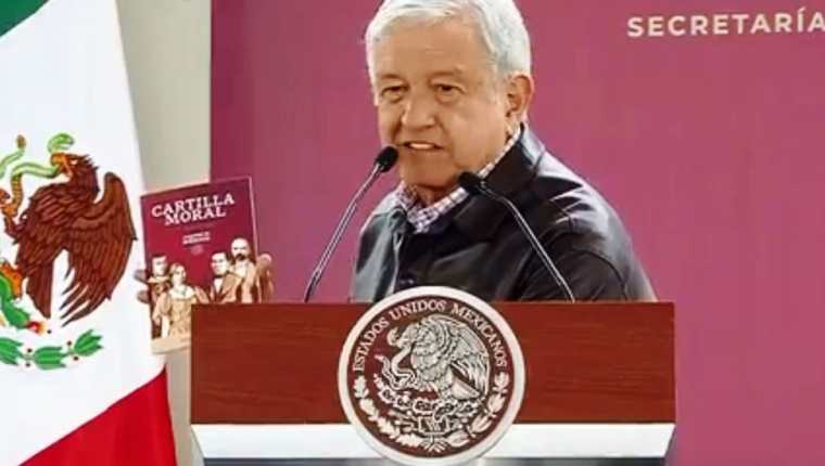 López Obrador dijo que repartiría unos 8,5 millones de ejemplares a un número igual de beneficiarios de programas sociales. PRESIDENCIA DE MÉXICO