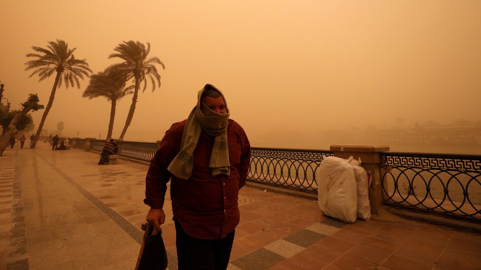 En fotos: las espectaculares imágenes de la tormenta de arena que convirtió El Cairo en naranja