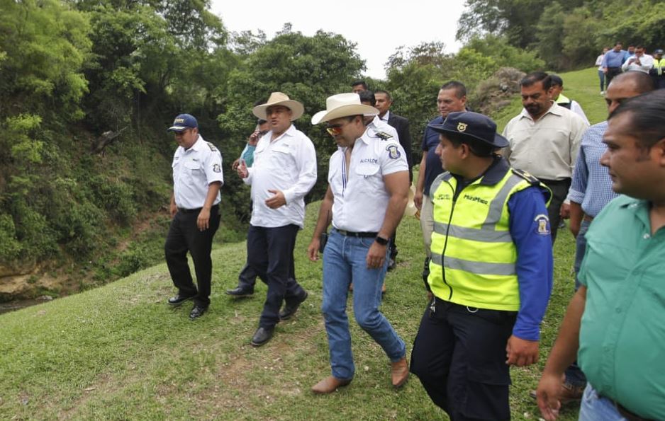 El ministro de Ambiente, Alfonso Alonzo, y el alcalde de Mixco, Neto Bran, participan en la colocación de una biobarda en el río Pansalic. (Foto Prensa Libre. Cortesía MARN)