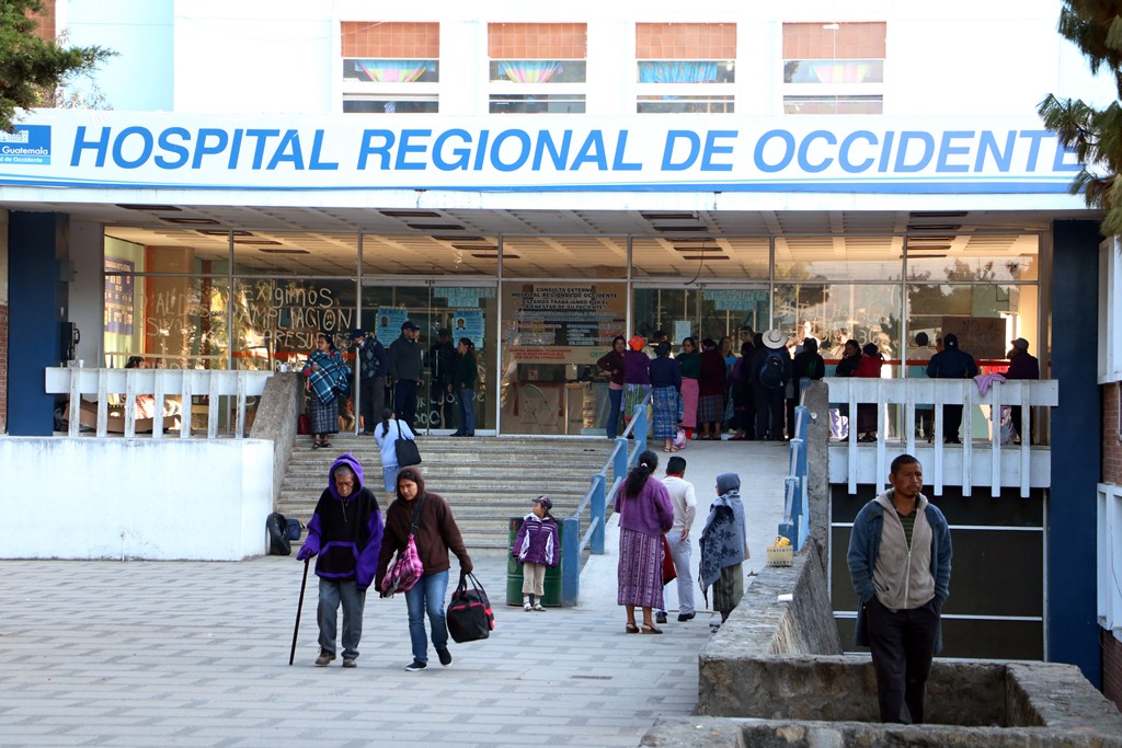 Pacientes regresan sin haber recibido atención en el HRO, en Quetzaltenango. (Foto Prensa Libre: Carlos Ventura).