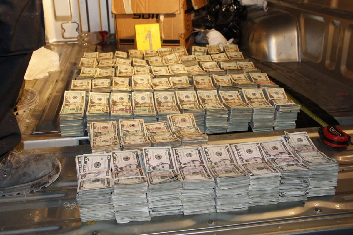 Dólares incautados en San Agustín Acasaguastlán, El Progreso, suman US$539 mil 975 –Q4 millones 49 mil 812–. (Foto Prensa Libre: PNC)