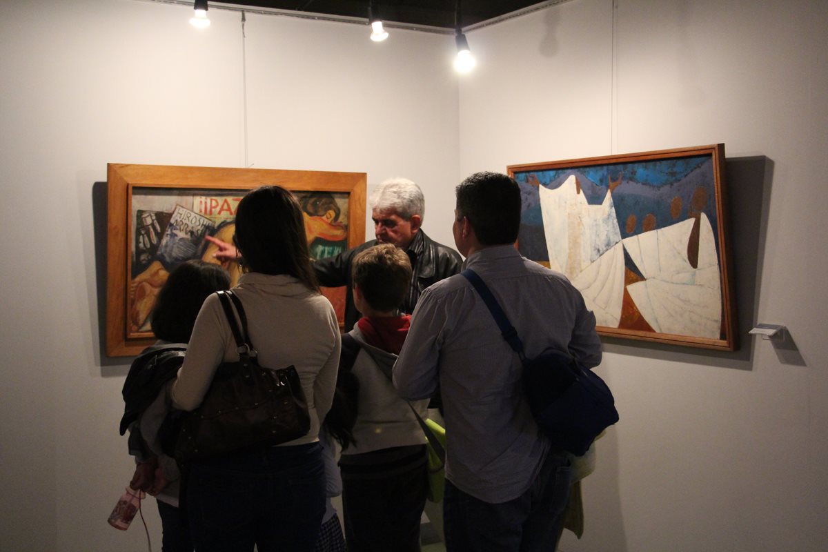 Familia admira las obras del Museo de Arte Moderno Carlos Mérida durante la celebración de Una Noche en la Calle de los Museos. (Foto Prensa Libre: Pablo Juárez Andrino)