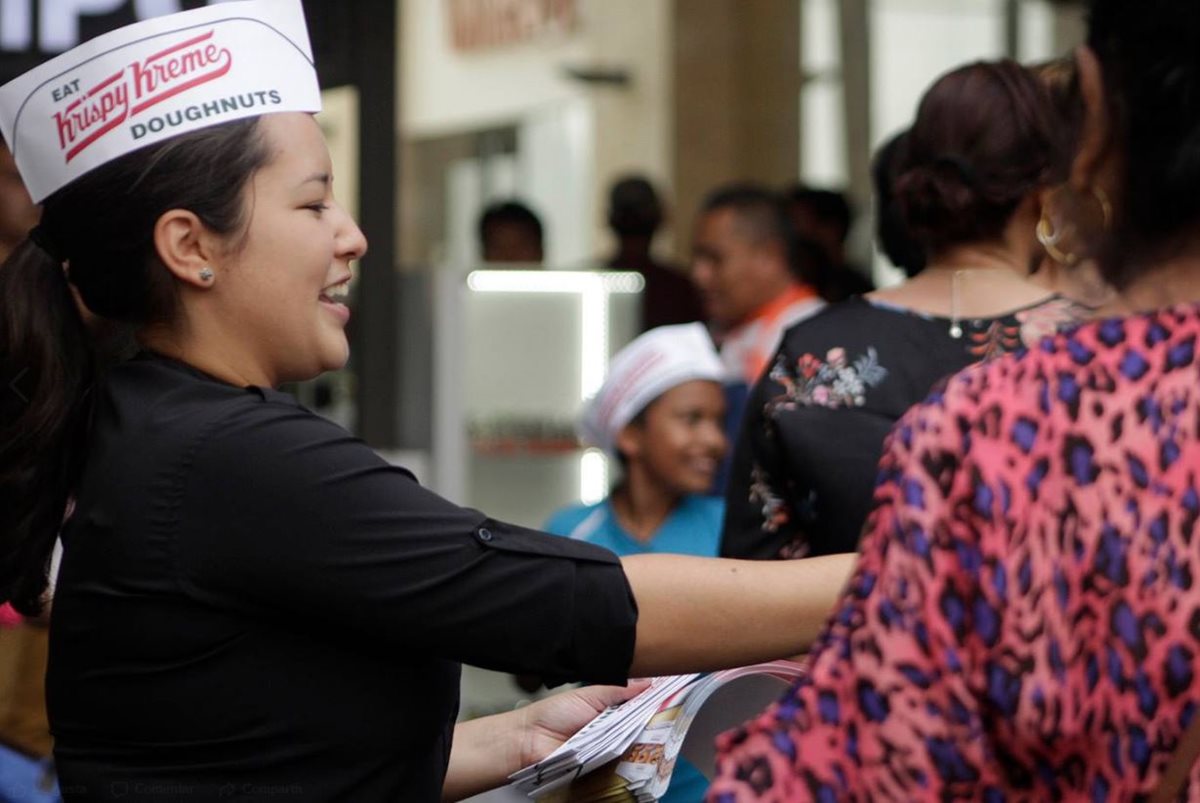 Krispy Kreme compartió en sus redes sociales el Doughnut Drop y regalaron a finales de septiembre cientos de medias docenas de donas en Majadas Once. (Foto Prensa Libre: Facebook Krispy Kreme)
