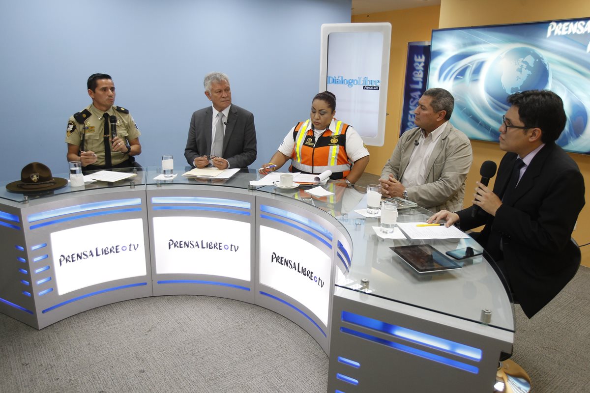 Juan Carlos Aquino, de Provial; Luis Contreras, diputado; Dalia Santos, PNC, y Gamaliel Chin, de Gremial de Transportistas, en Diálogo Libre. (Foto: Paulo Raquec)