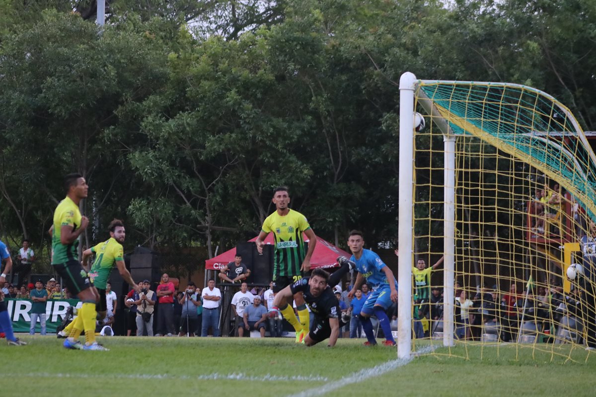 Los jugadores de Guastatoya observan como ingresa el balón luego del cabezazo de Omar Domínguez. (Foto Prensa Libre: Hugo Oliva)